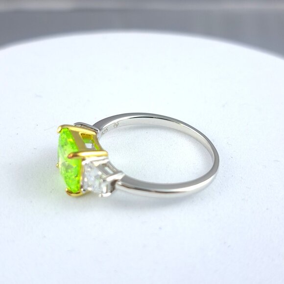 Hespera's 925 Sterling Silver Kryptonite Green Stone Ring - Picture 3 of 6